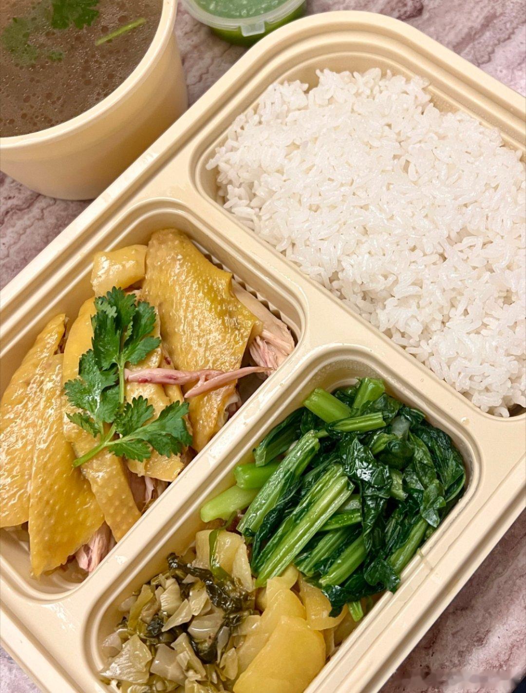 目前行情一切都在我的掌握之中，黄金19空已持续盈利中，场外跟单的朋友注意自行护利