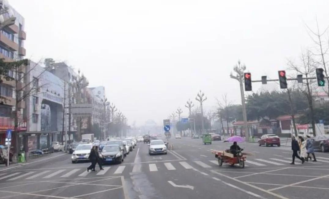 绵竹市位于四川盆地的西北部，是四川省德阳市代管之下的一座县级市。绵竹市拥有优势的