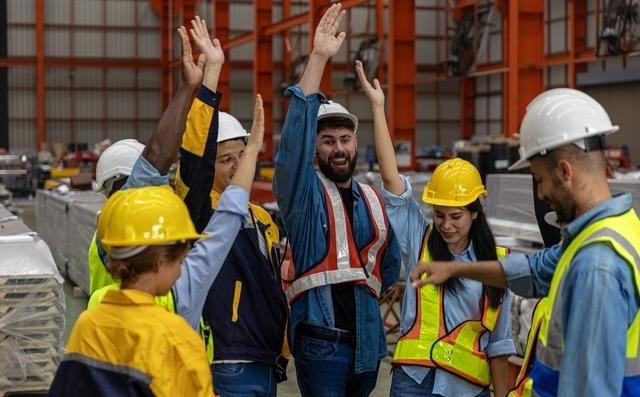 都说中国农民工在以色列一个月能挣4万人民币？要是真能月入4万，那一年就是48万人