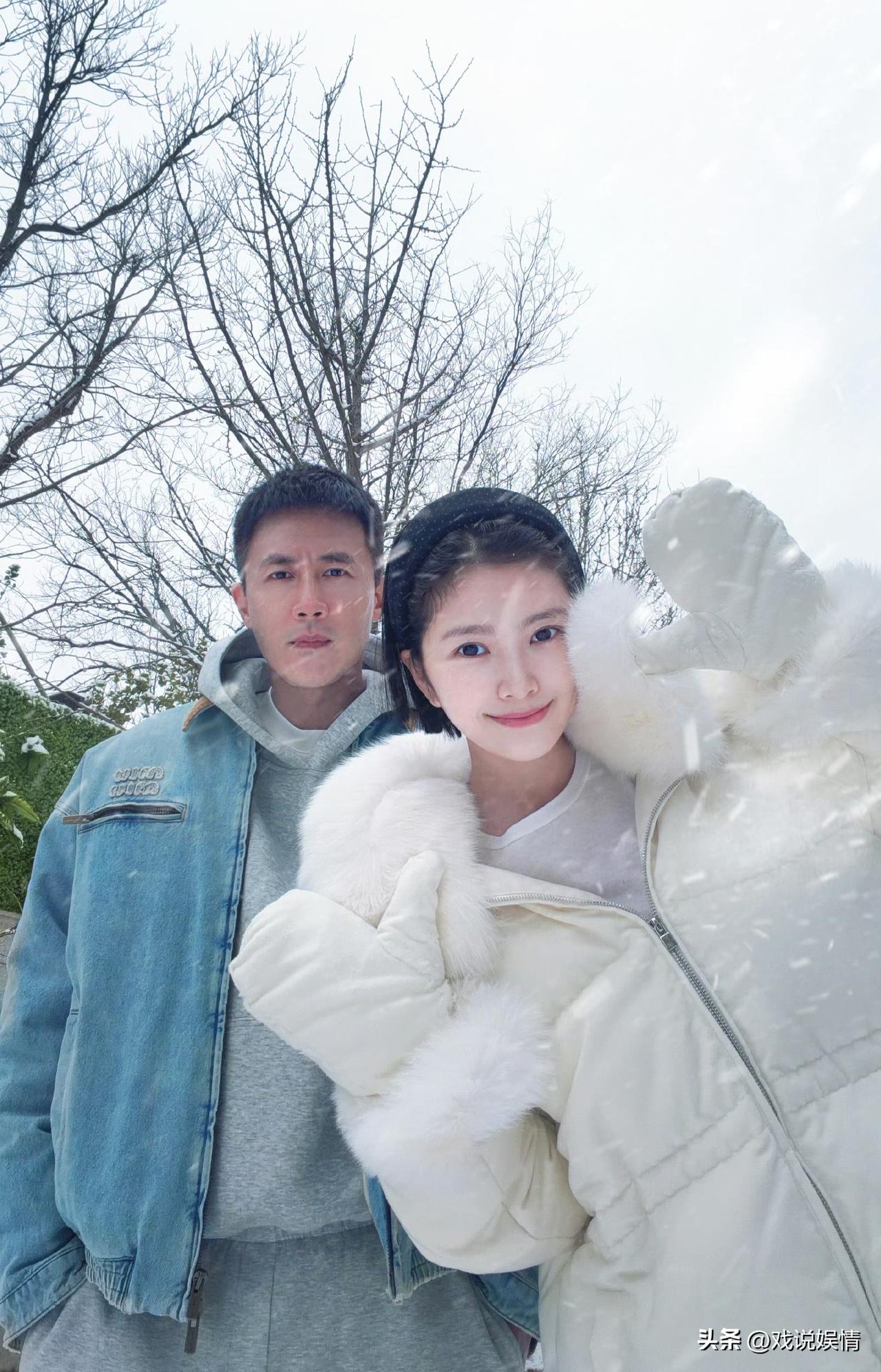 杜淳王灿夫妇雪中合影！
3月5日，杜淳老婆王灿晒出一组合影。
照片中的王灿身穿白