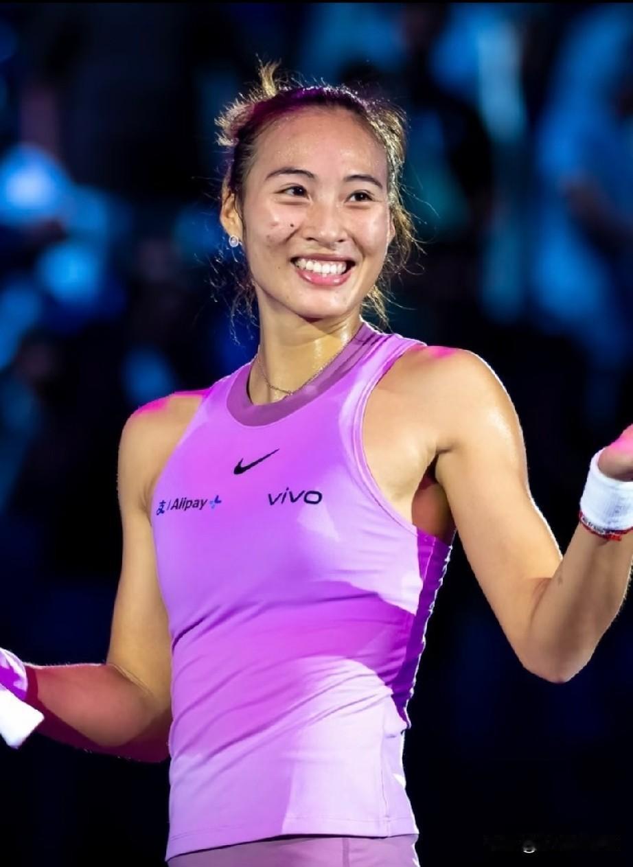 郑钦文这姑娘，真把竞技体育的残酷美学给玩明白了。赛后那句“迎万难，赢万难”，再加