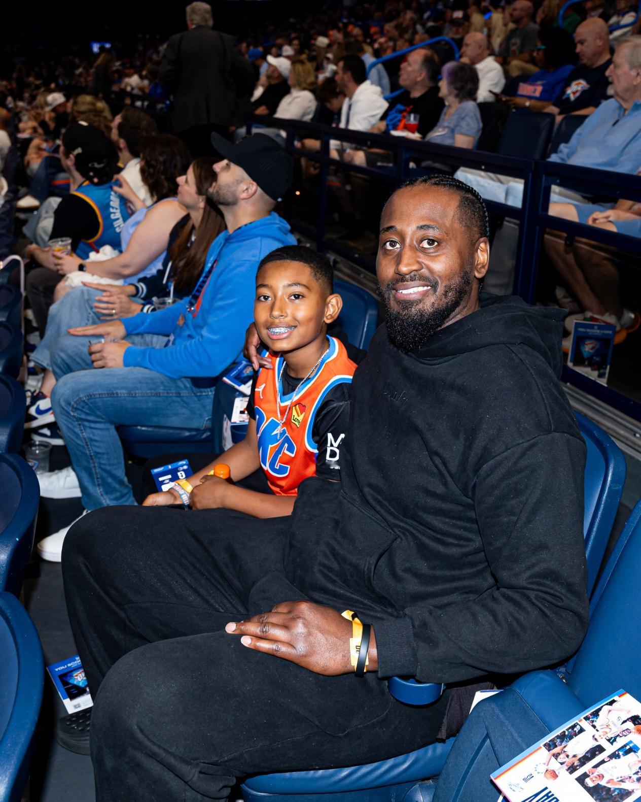 今日雷霆名宿韦弗（Kyle Weaver，2008-10）来到主场看球，杰伦威廉