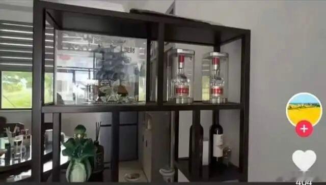 慰问作秀几时休？带着鸡蛋和大鲫鱼，慰问“身体欠佳、家庭困难的高龄群体”，换来的，