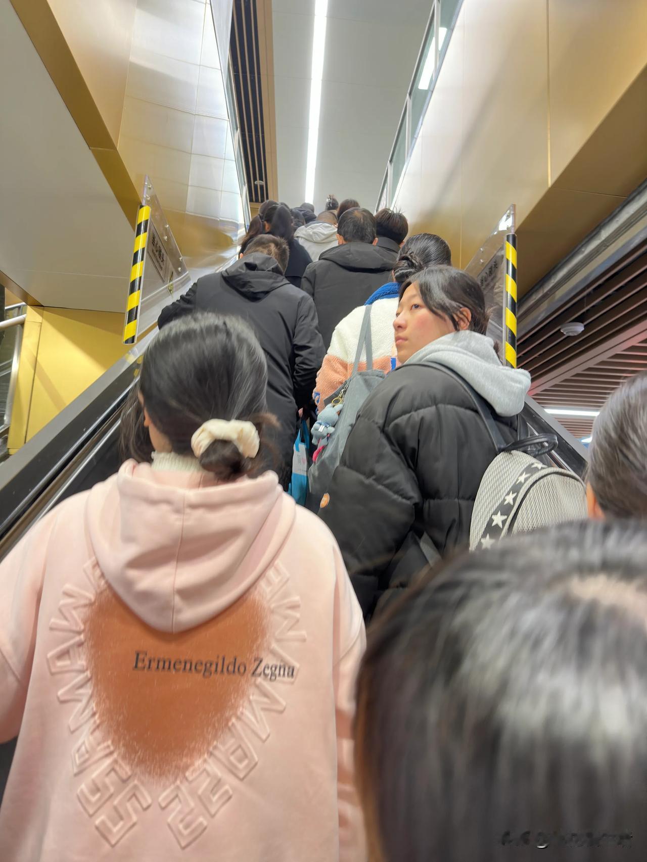 西安地铁的客流量真大。冬日生活打卡季 
昨天自己家的车限号，第一次乘坐地铁9号线