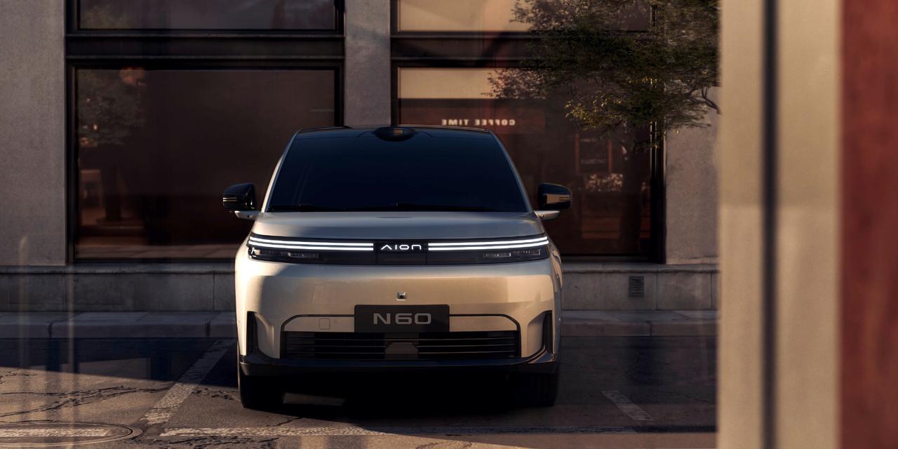 估计是10万出头，现在知道的是：
高配有激光雷达
标配零重力座椅带按摩
用五连杆