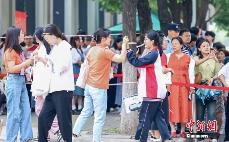 2025年高考全国一卷作文题：
阅读下面的材料，根据要求写作。（60分）
他想要