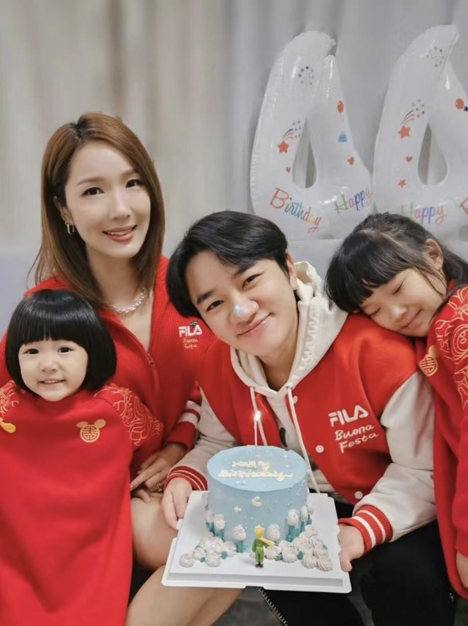王祖蓝说，
本来想着两个女儿，多遗传李亚男的颜值，长得气质一点，结果完全出乎意料