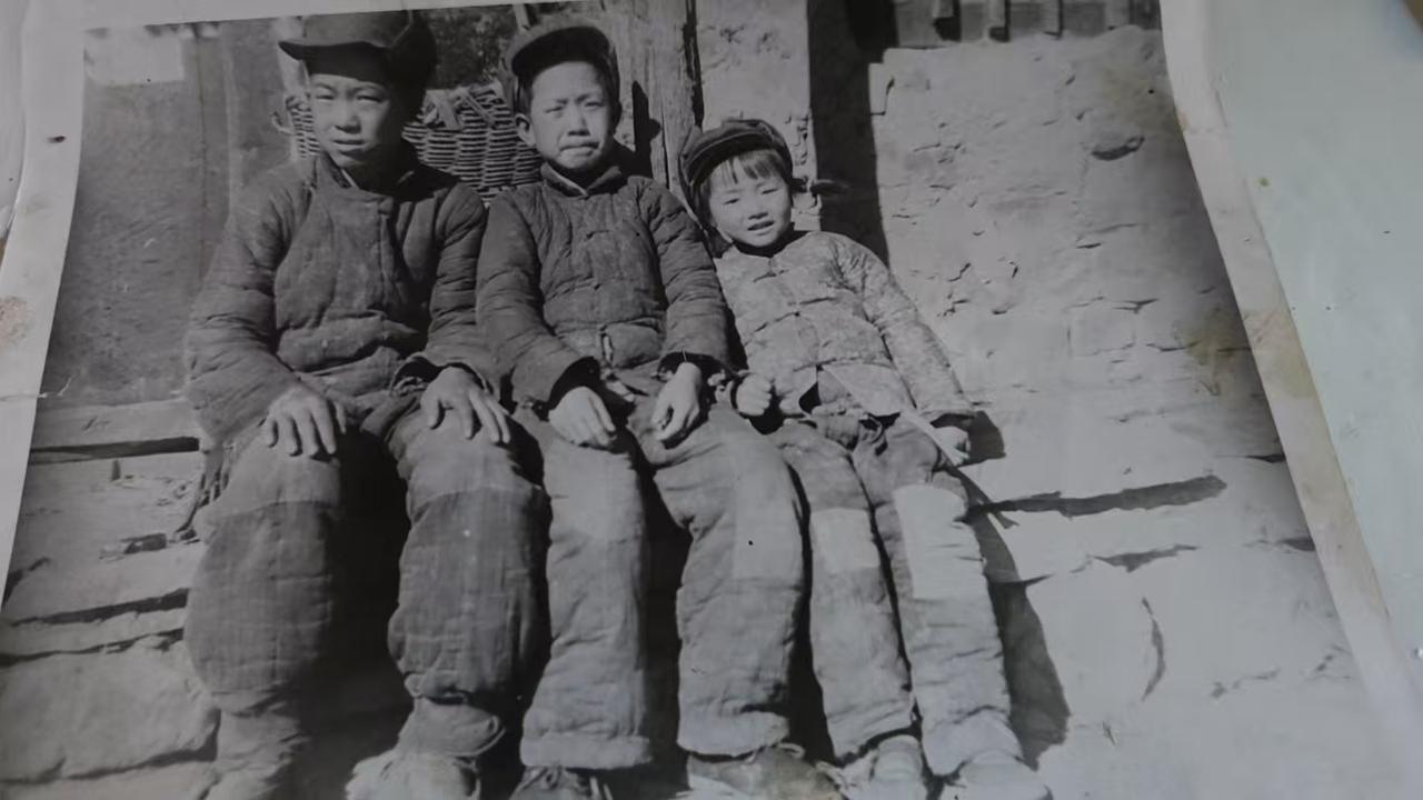 吴志清的孙子也是我的同龄人，农民，觉悟高：
我爷爷的东西，我父子俩共同保管了十几