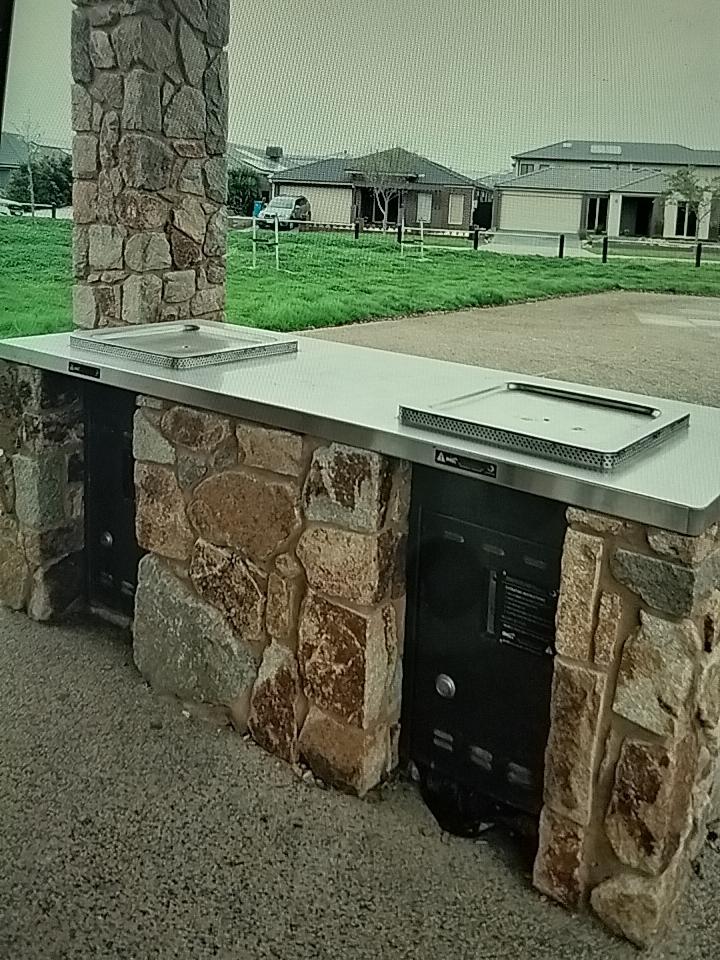 这个是澳大利亚的公共户外电烤炉，是澳洲市政，鼓励户外社交与健康生活方式，在公园，