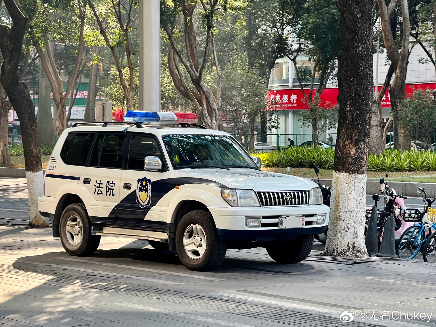 这种车还正常服役，真好啊，一辆车开二十多年真的问题不大，你看还多板正，多有气势啊