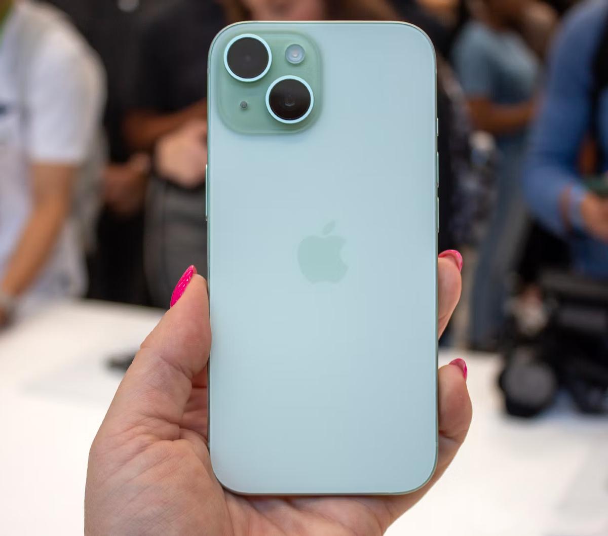 标准版是不是低人一等？

这两年买iPhone不上Pro版本感觉会被朋友吐槽，标