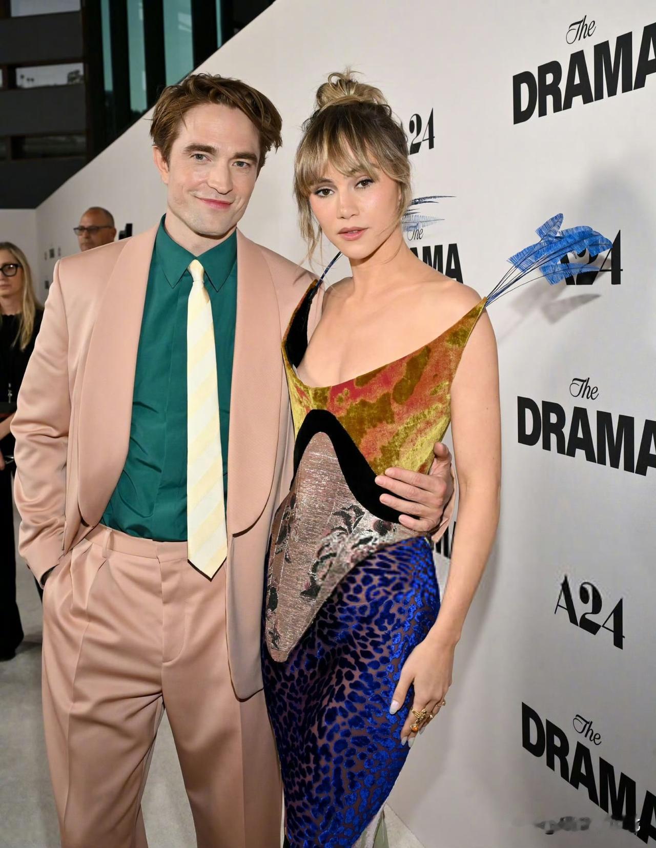 外娱资讯，罗伯特·帕丁森携未婚妻苏琪·沃特豪斯近日一同出席了新片《爱情抓马》在美