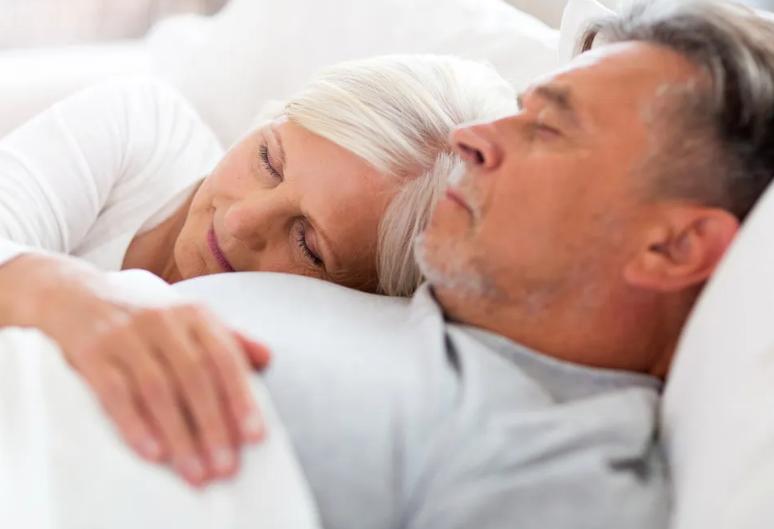 《老年人性生活：多久一次才健康？要戴套吗？答案颠覆认知，别再羞于启齿！》

老年