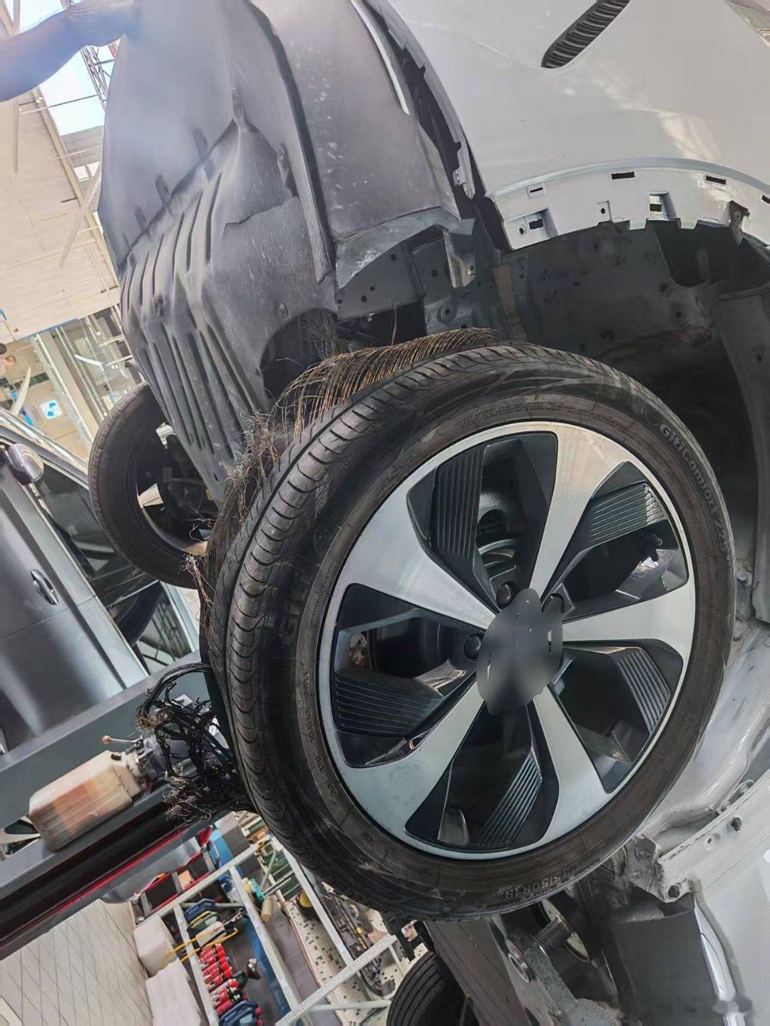 夏季用车安全大揭秘大V聊车 前两天朋友在高速开车的时候突然爆胎了给吓了一大跳，但