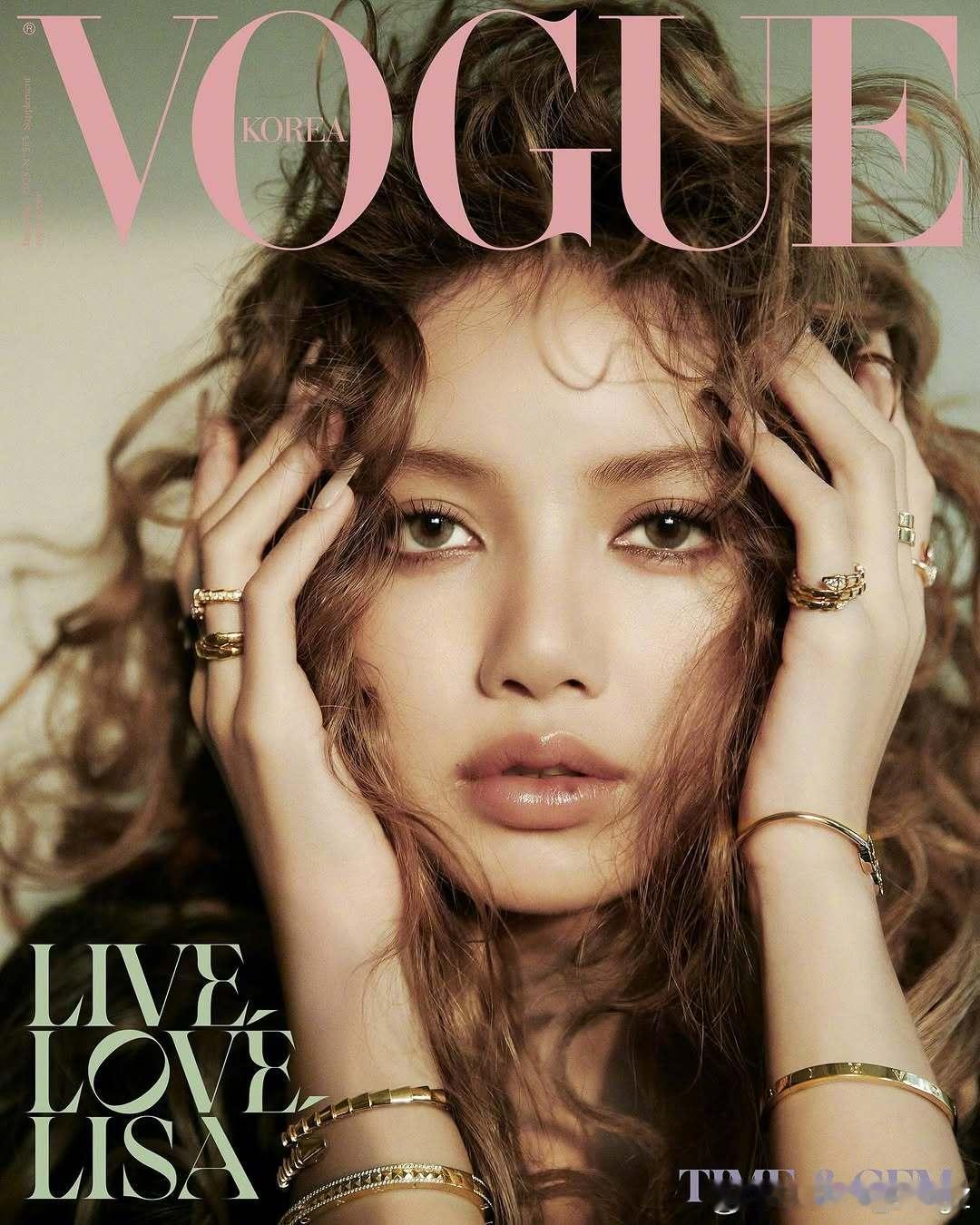 Lisa 亮相韩国版 VOGUE 十二月刊特别版封面，佩戴 BVLGARI 高级