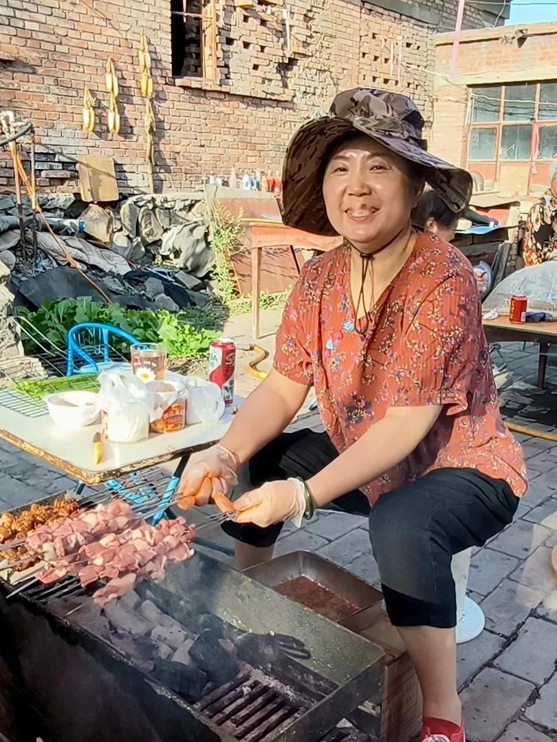 小院烟火🔥

炉火终于腾起来了，青烟袅袅，金红的炭火噼啪轻响，火苗活泼地舔舐着