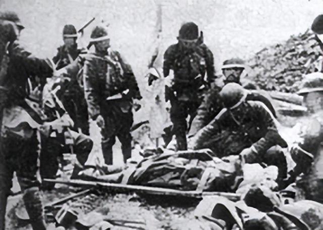 1939年，日本大佐为了取乐，举枪打死了八名中国士兵，紧接着，他又瞄准第九人，对