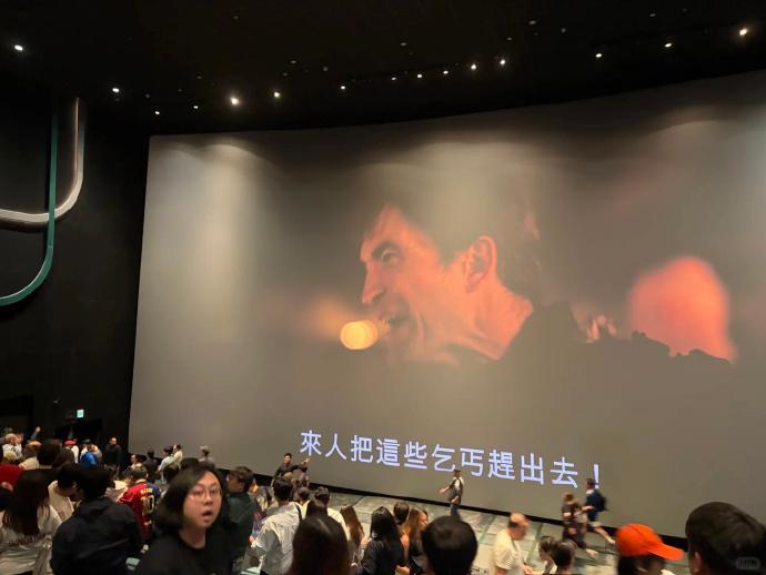 “来人把这些乞丐赶出去”，正确性电影，出现搞笑定格。

戏院出现戏剧性一幕，戏院