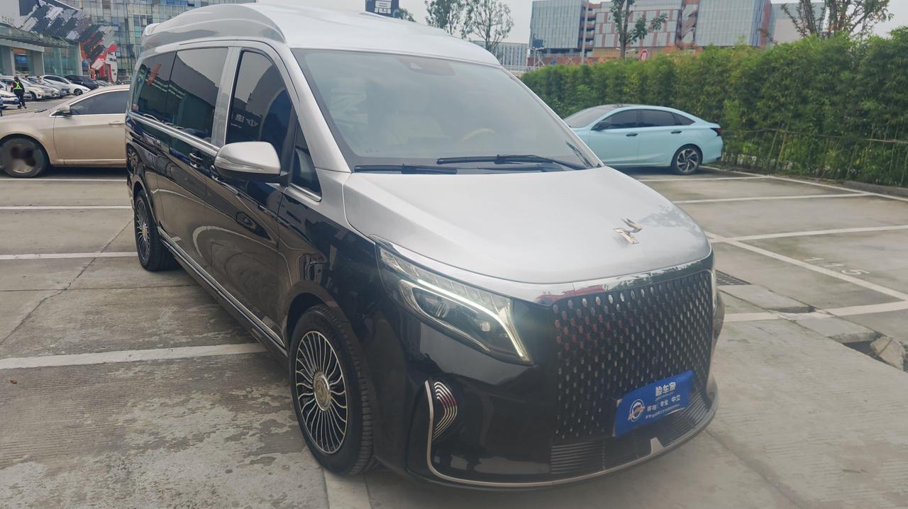 60万的奔驰V260，这么改装一下，就卖168万，身价暴涨100万！
谁说的配置