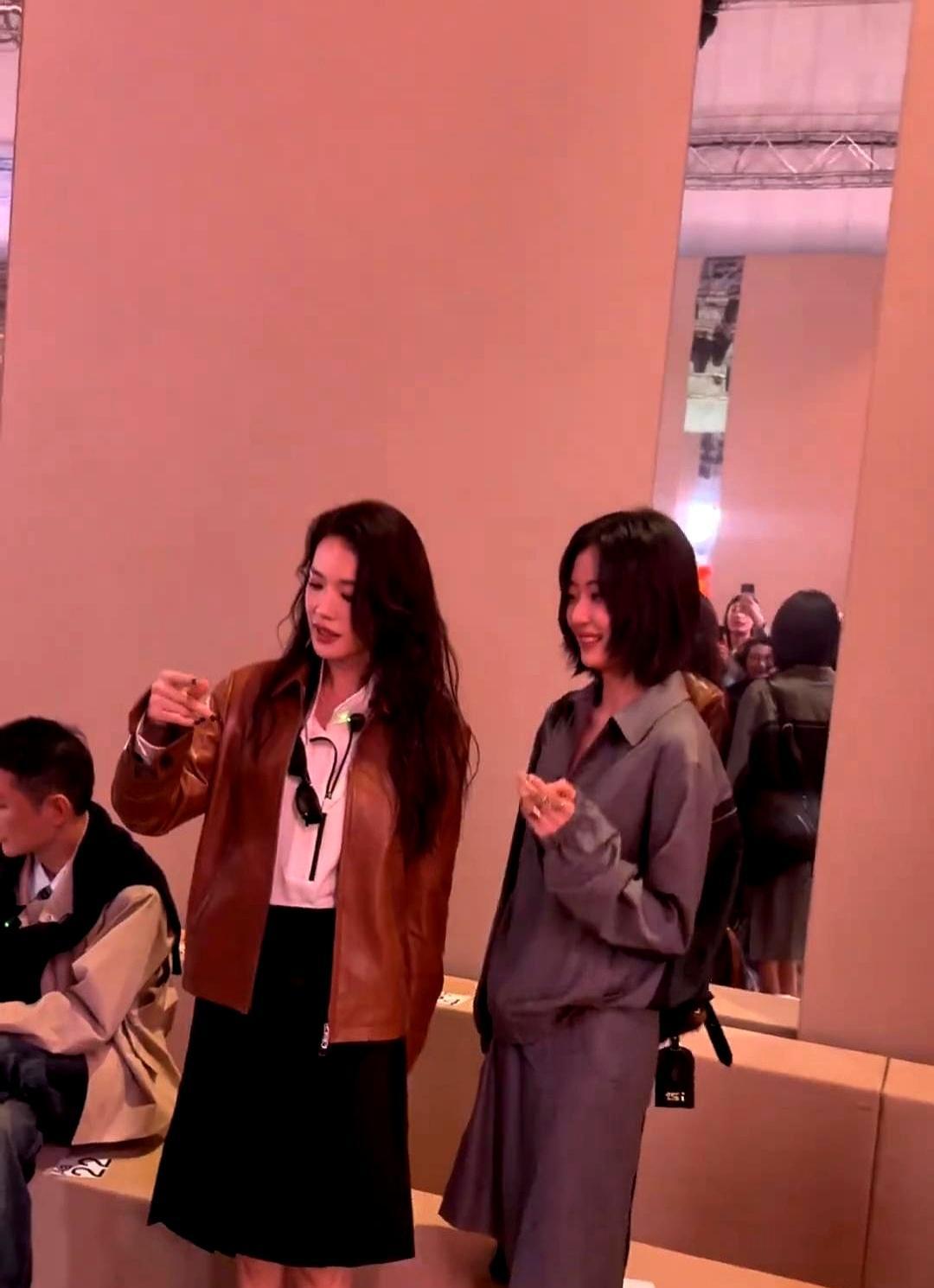 49岁的舒淇把焦糖色皮衣往身上一裹，往28岁的孙千旁边一站，你瞬间就懂了，什么叫