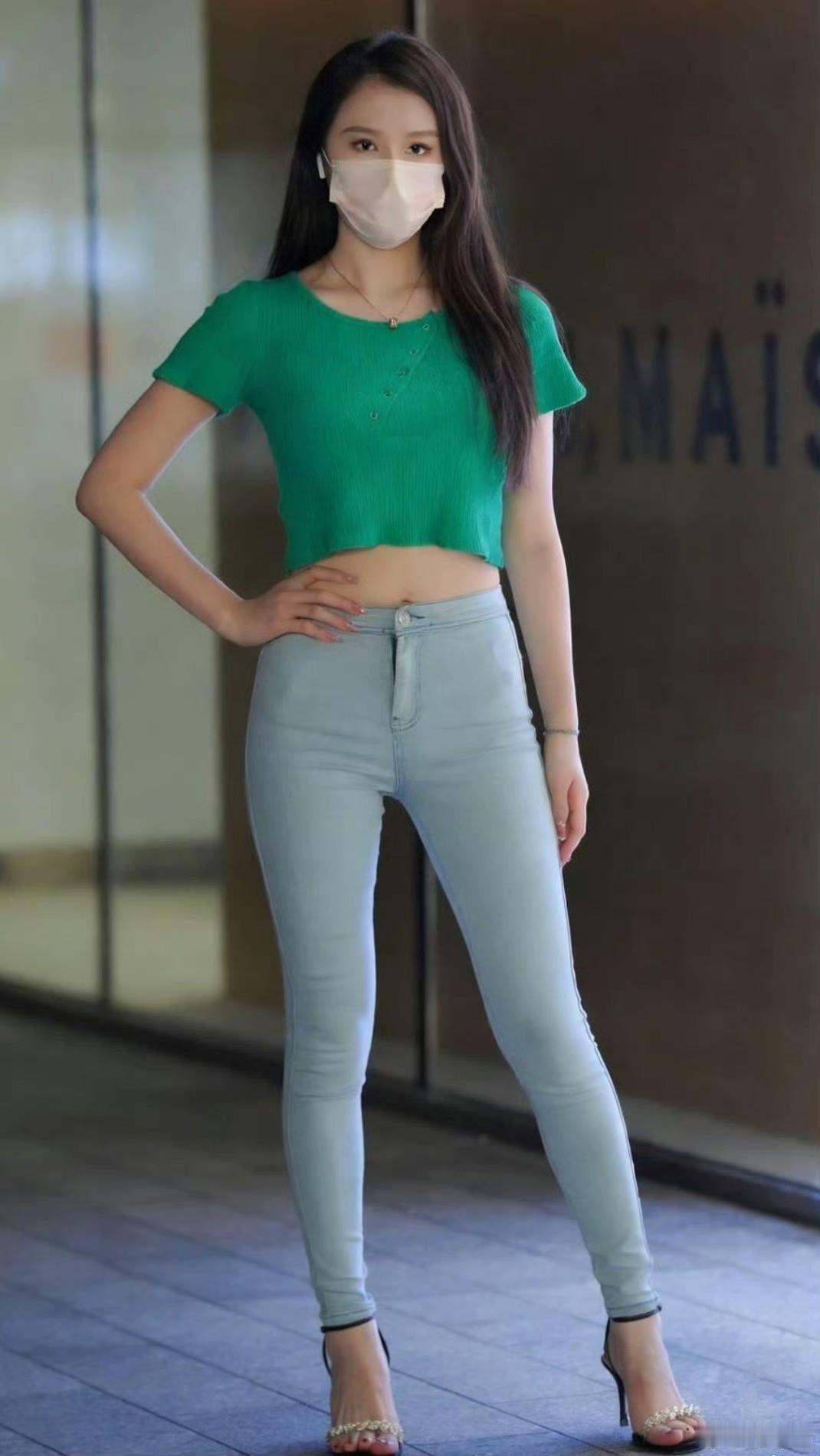 喜欢街拍的你，有木有得意之作绿色的鲜活+牛仔的清爽，元气穿搭治愈所有不开心！ ​