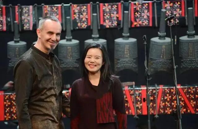 龚琳娜的婚姻失败，都是自作多情。

龚琳娜，这位凭借《忐忑》走红网络的歌手，与外