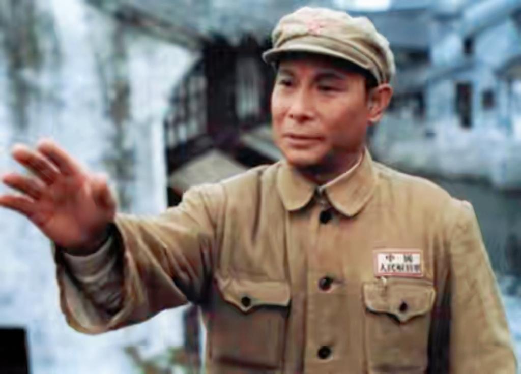 1948年淮海战场，一个国军少校的7岁儿子在溃败人潮中走失，41年后他穿上解放军