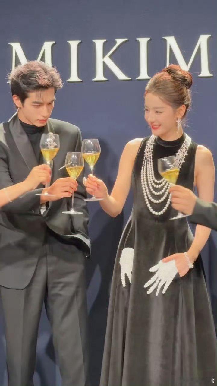迪丽热巴宋威龙碰杯两位浓颜系天花板同框碰杯，这画面太养眼了。没有刻意营业的工业糖