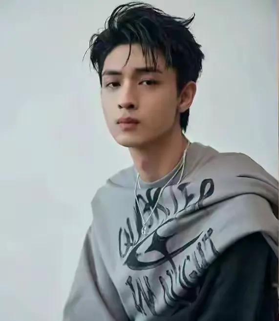 真的为他着急，到底什么情况，任凭那个女人在网络上疯狂的输出。而你为什么一言不发？
