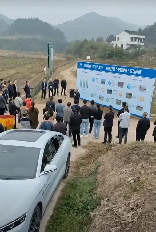 我估计这块展示牌价值十亩田地的收入