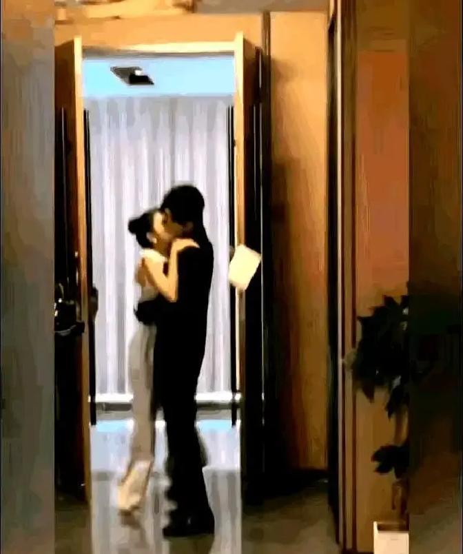 刚刷到一条爆料，说某部民国戏刚开机就把女二号换了，理由是原演员拒绝加一段“旗袍激