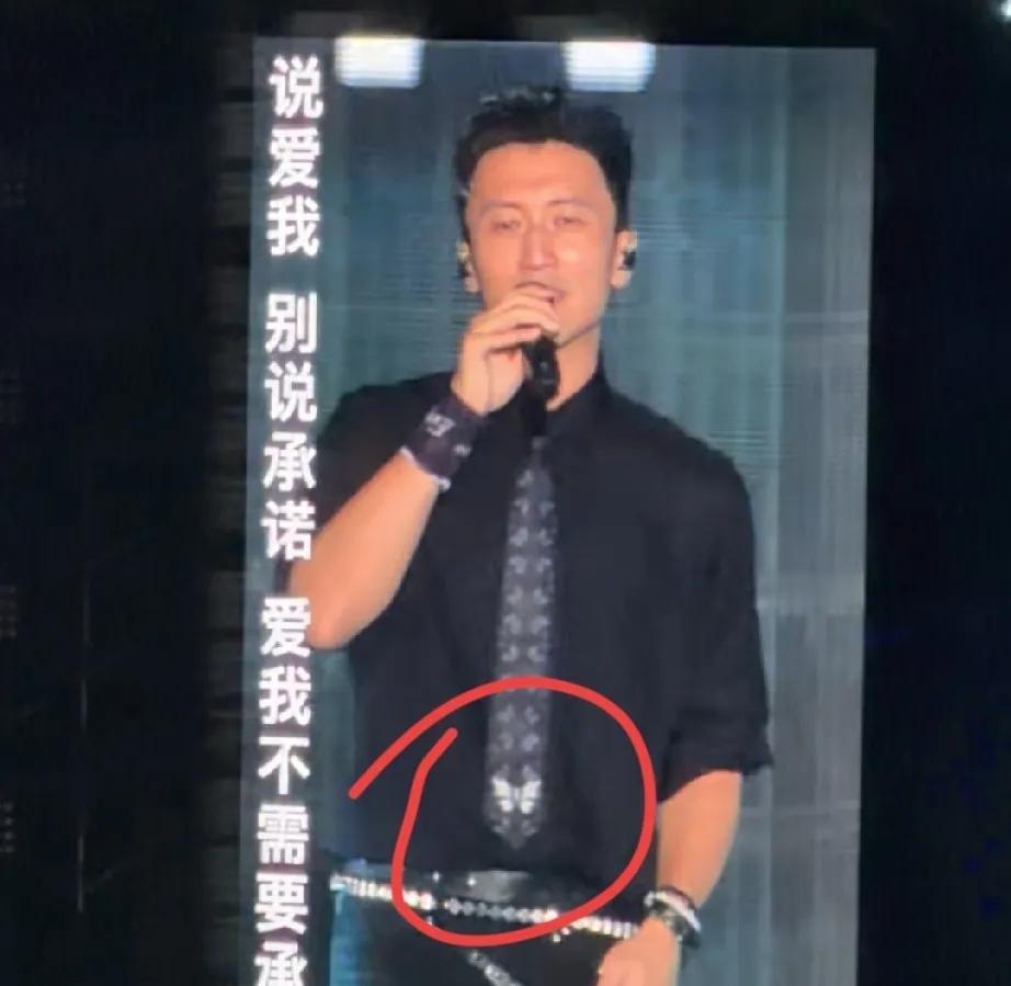 不确定王菲有没有在青岛演唱会现场，但是谢霆锋真的是随时随地都想表达他爱王菲。
