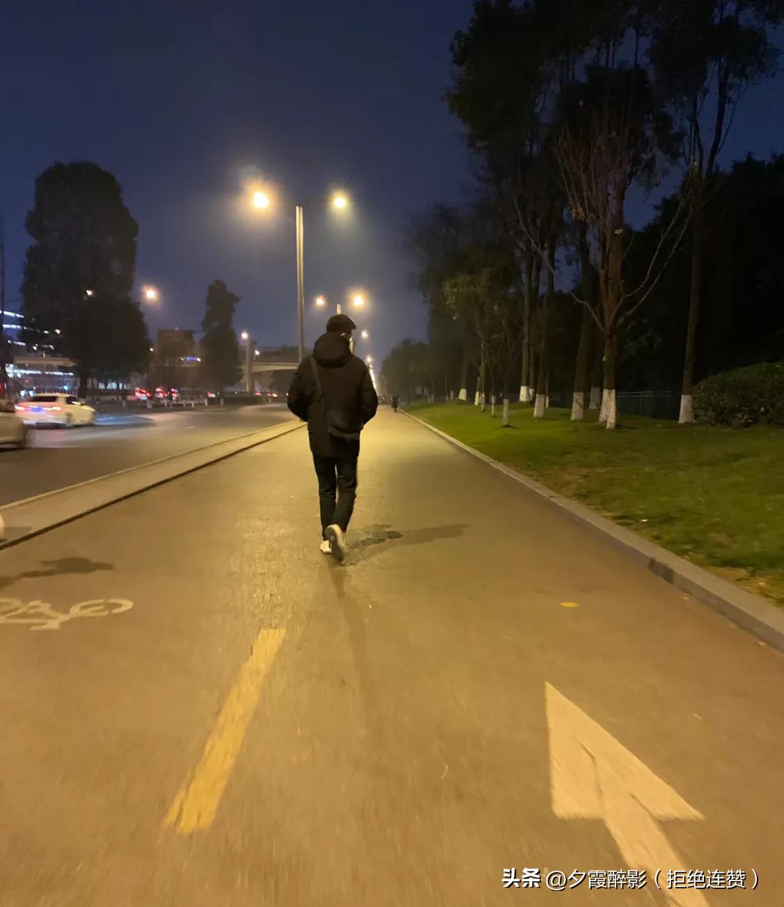 傍晚去楼下慢跑1.5公里，路灯暖黄，晚风轻柔，运动完浑身轻松，太喜欢这种松弛感了