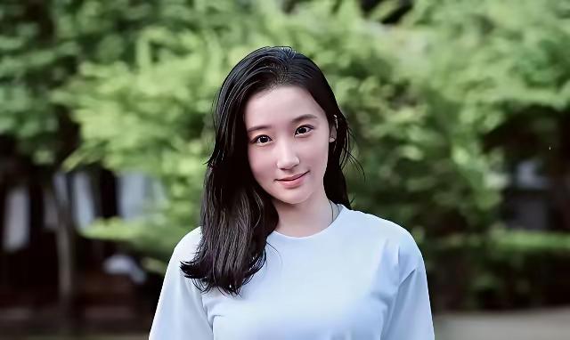 郑丽文率国民党 14 人代表团访陆，团队里最受关注的莫过于 30 岁的国际事务部