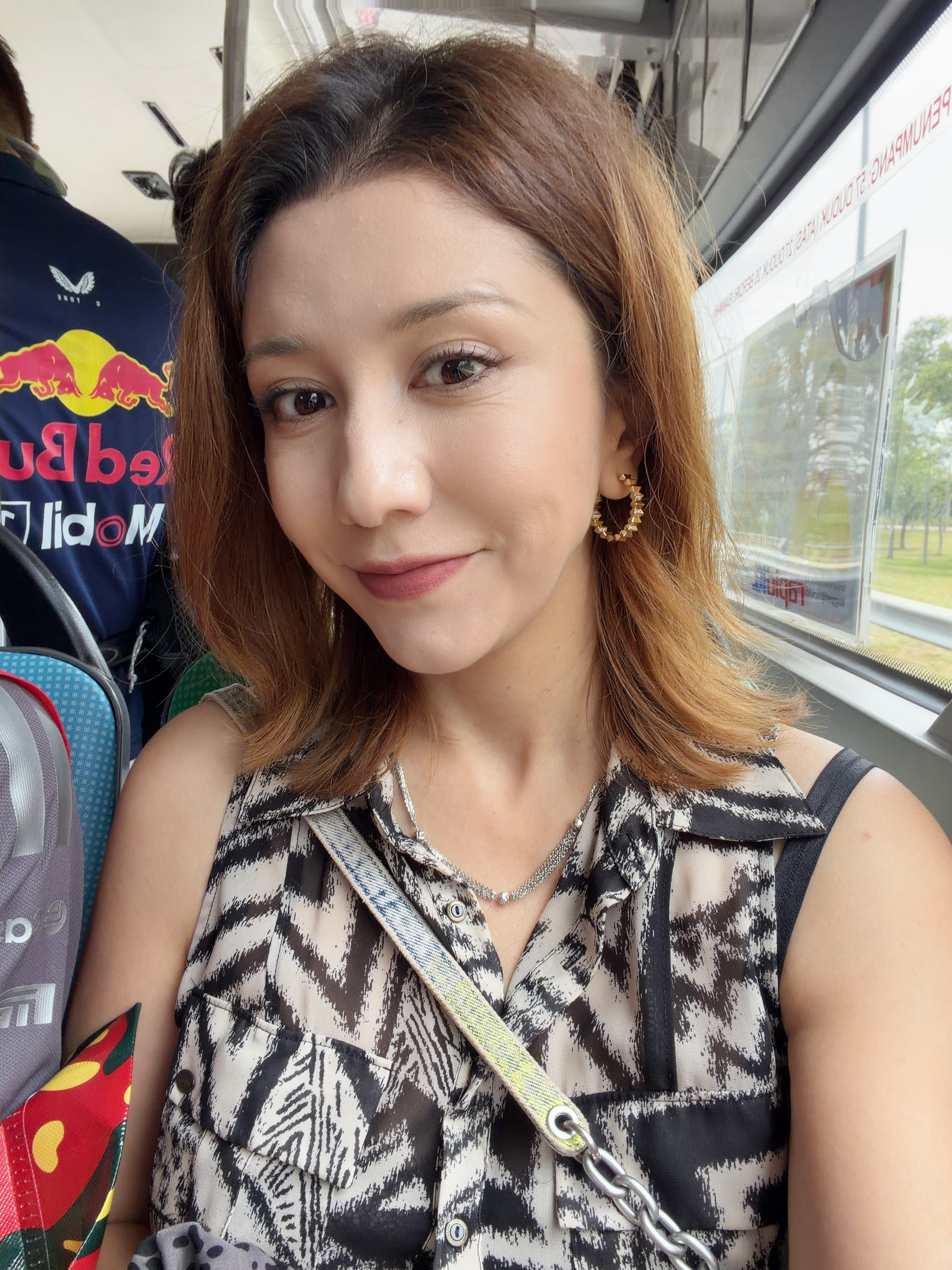 赶紧玩会手机，一会儿到赛道就信号巨差无比了[笑cry] ​​​
