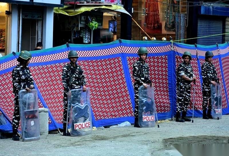 一声巨响，首都炸了。
但对莫迪来说，最要命的，不是怎么抓凶手，而是身后那群“自己