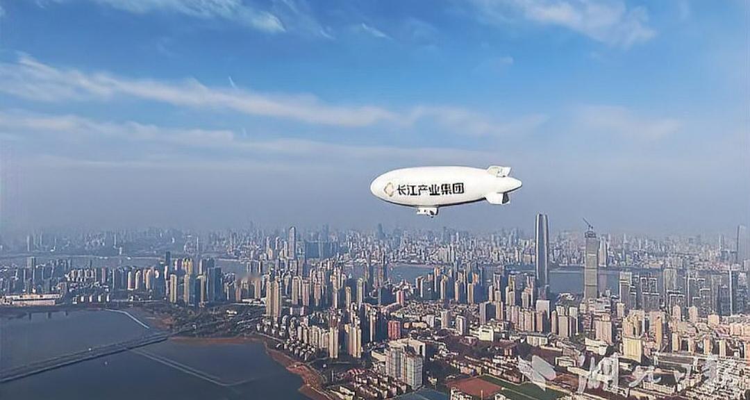 国产载人飞艇AS700能否开启低空旅游新时代？全国首次商业飞行引发关注。
国产载