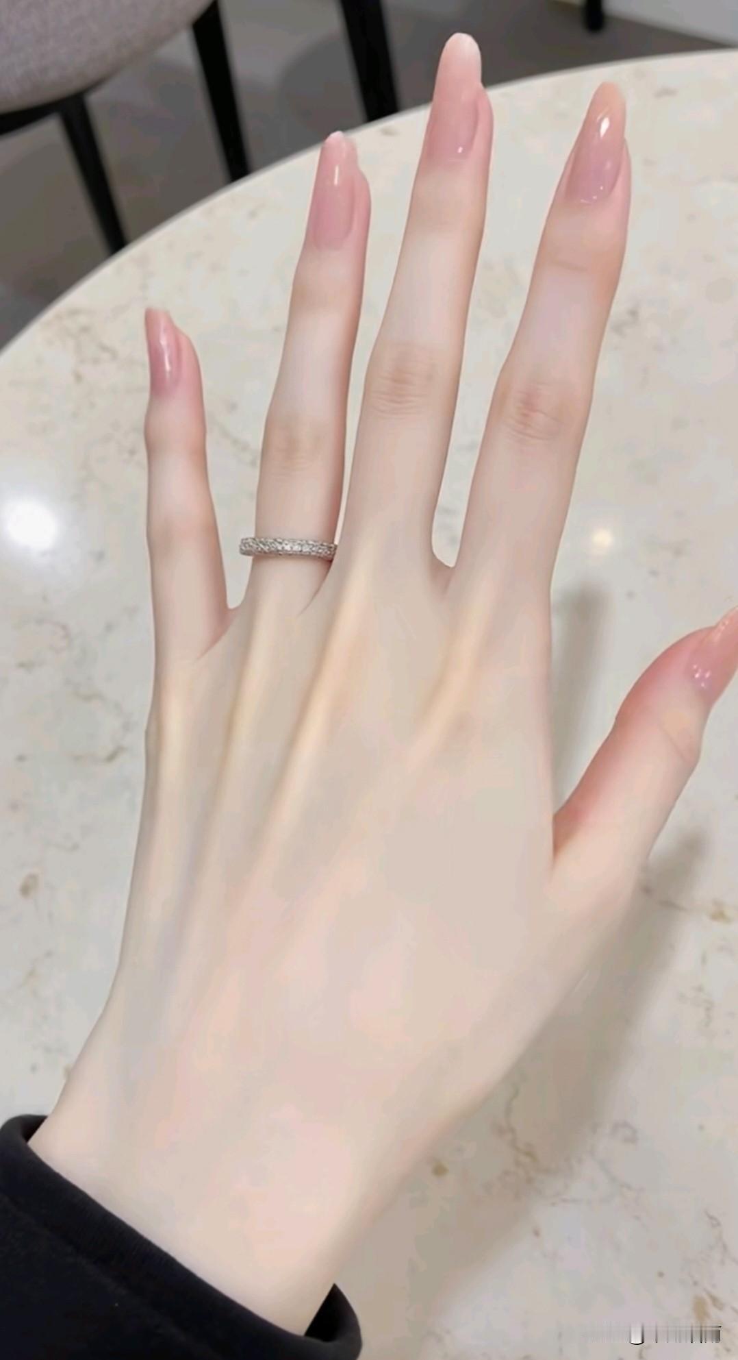 相思一夜梅花发，忽到窗前疑是君。