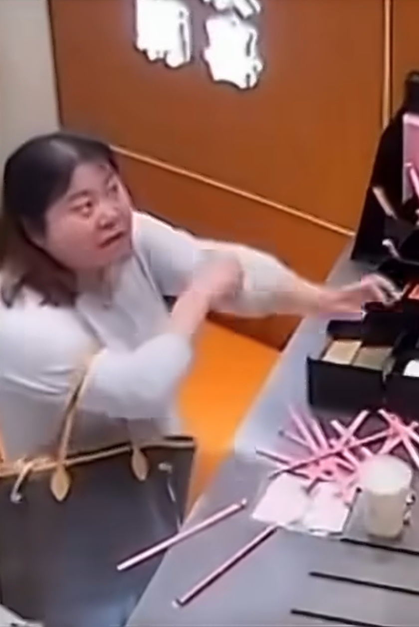 因漏放吸管辱骂打砸店员女子被行拘这货居然是一名小学老师这种女恶霸是怎么当上老师的