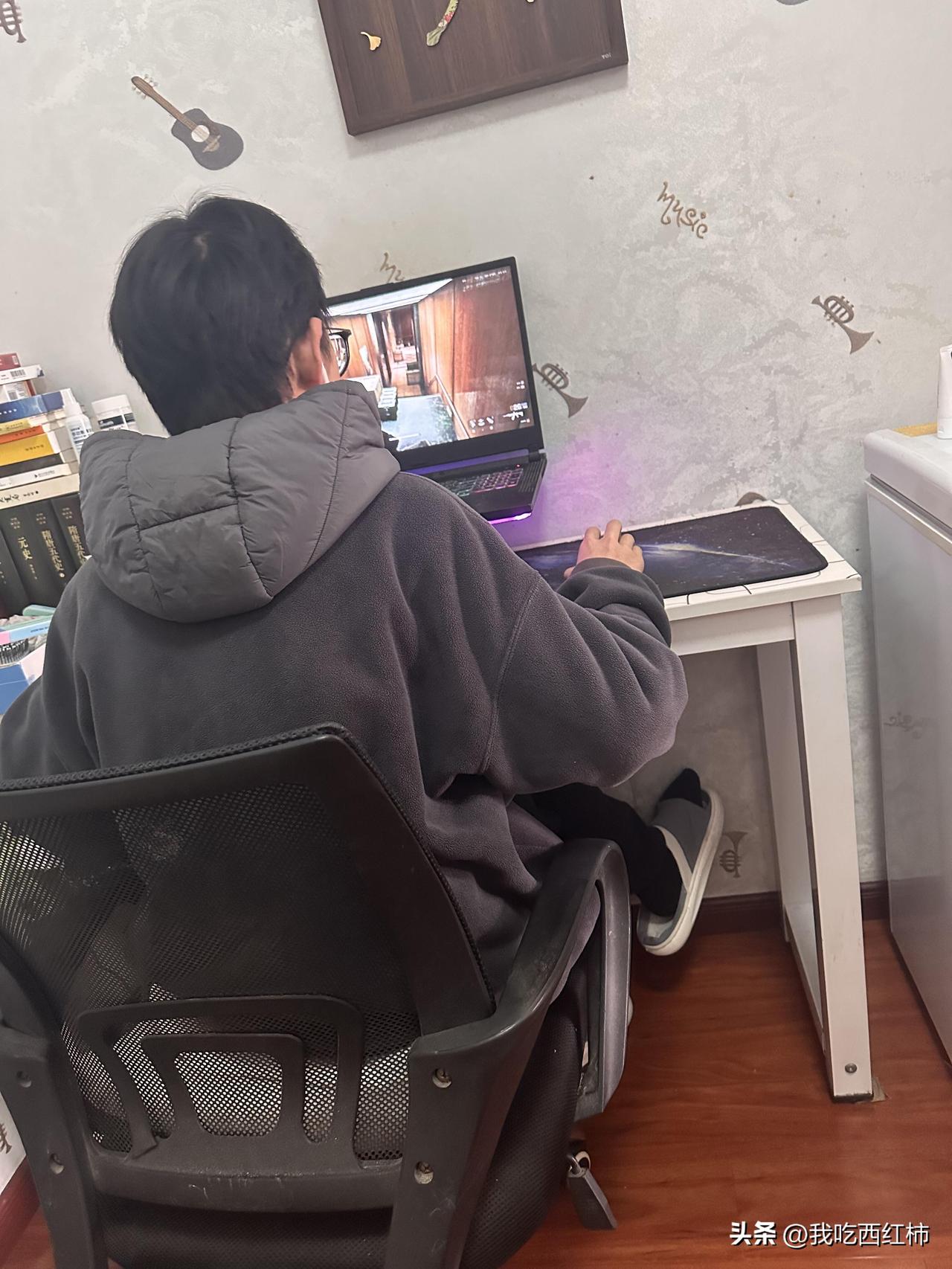 今天儿子春假第一天，一大早就爬起来用我的电脑打游戏。
平时上学早上喊半天才起床，