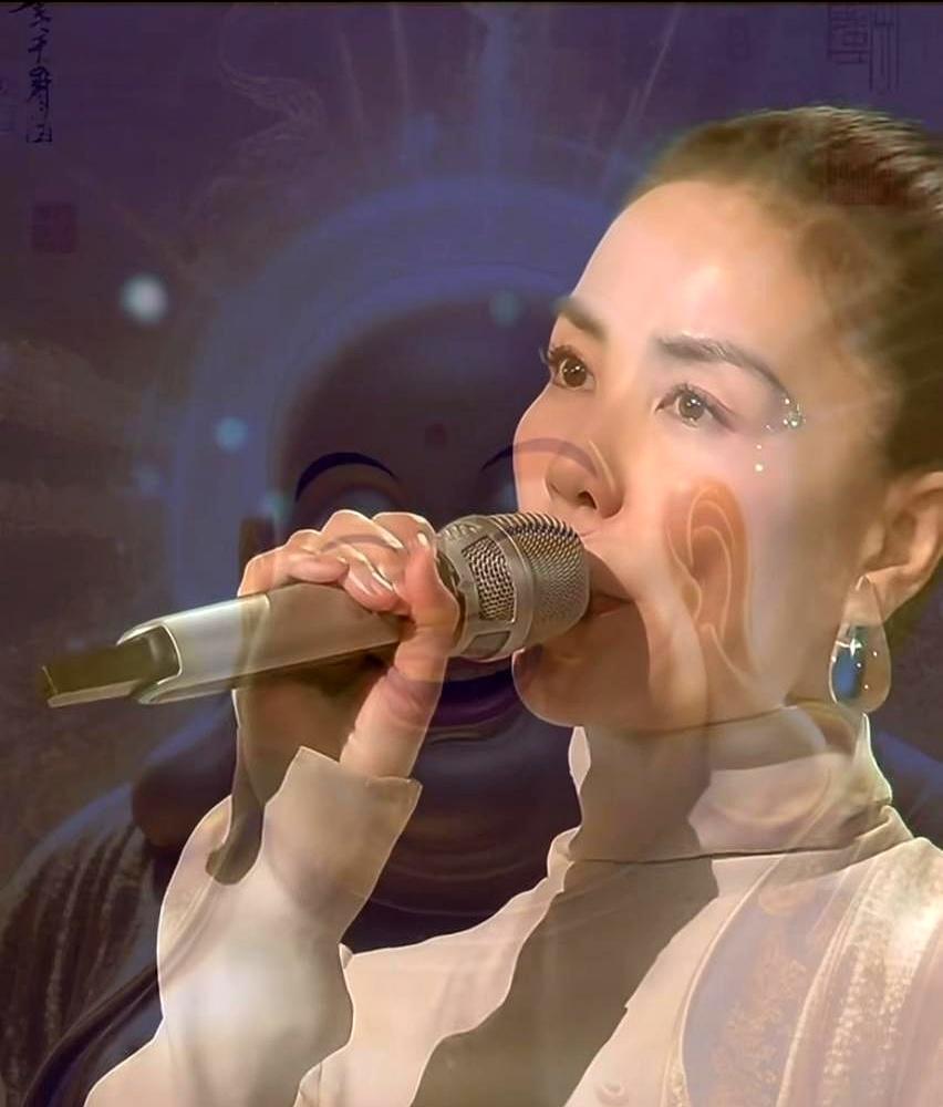 王菲春晚的眉毛，居然被全网说像弥勒佛。
 
白色长裙，银色短靴，一个大背头，空荡