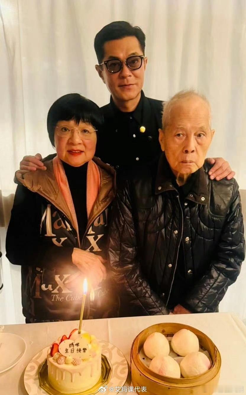 古天乐晒全家福为妈妈庆生古天乐为妈妈庆生 古天乐晒全家福为妈妈庆生 