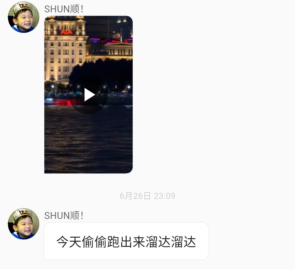 狗出门撒欢儿撒的开心不！ 