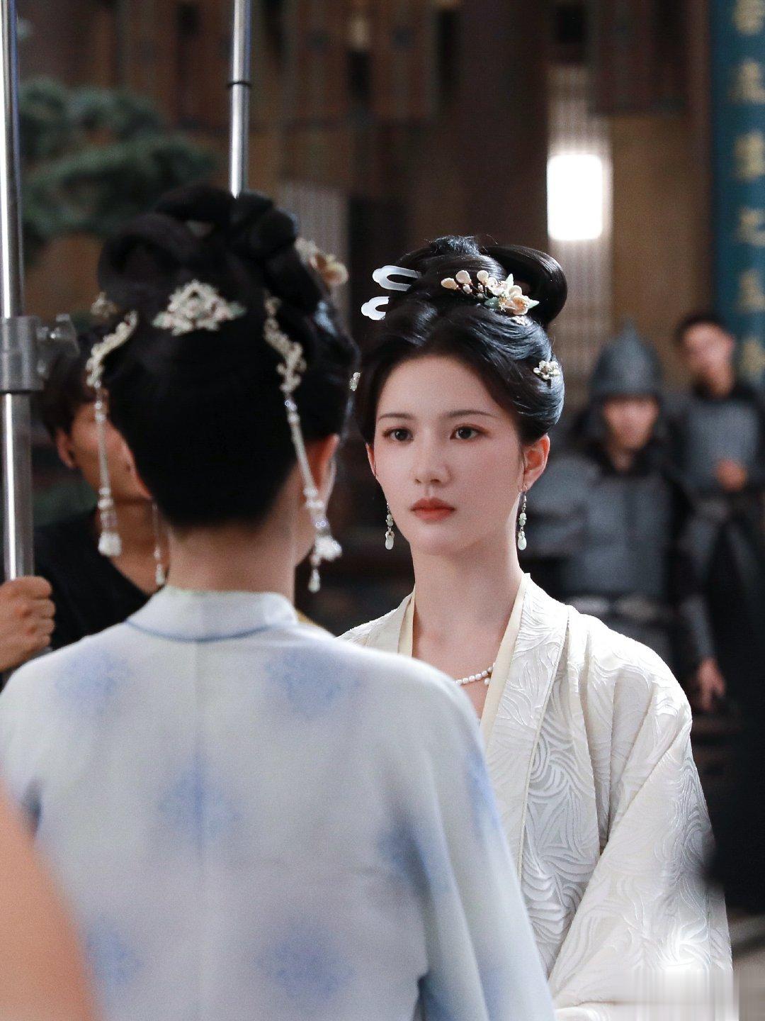 #硬糖少女303##刘些宁# 今日份糖妹新鲜物料刘些宁宁安如梦工作室更新新剧照从