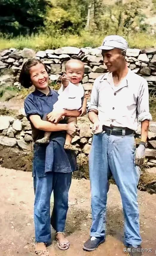 1942 年，冀中军区司令员吕正操从前线抽身归来，和妻子刘沙、年幼的儿子吕彤羽拍