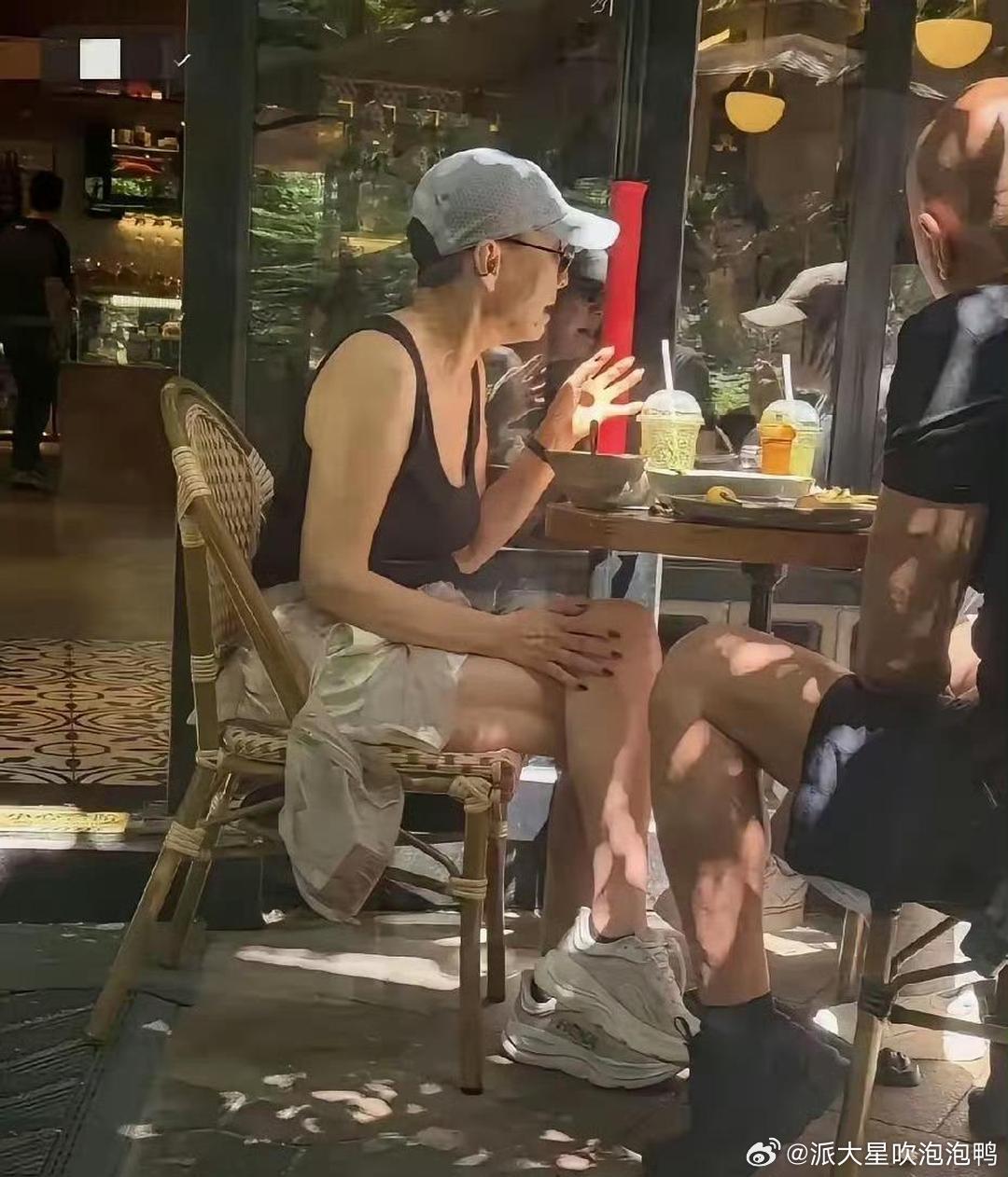 宋丹丹这个状态，真的把优雅老去体现得淋漓尽致。都已经66岁了，穿搭审美依然在线，