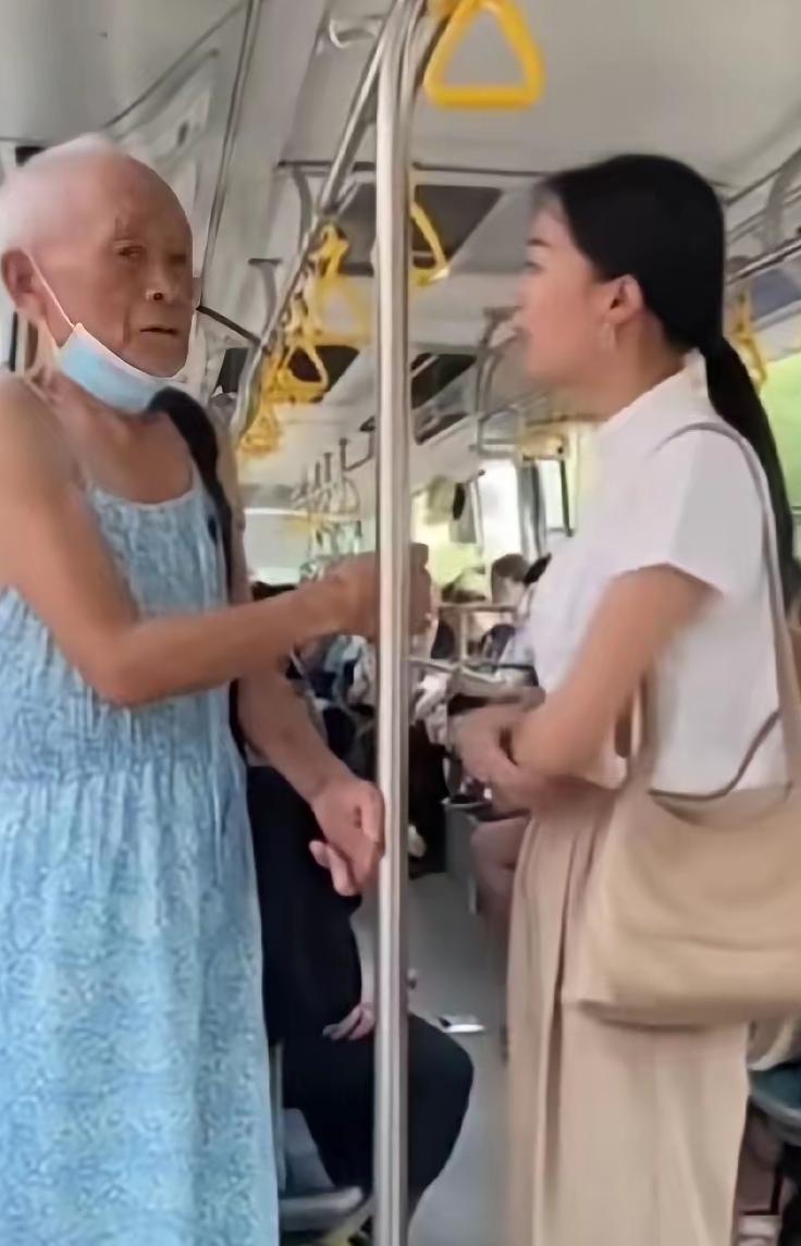 公交车上，一位70多岁大爷的穿着引发了一场风波。一女子突然质问大爷，说他这样的穿