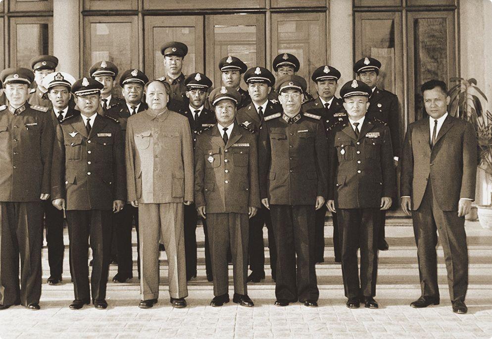 毛主席与友人在一起。