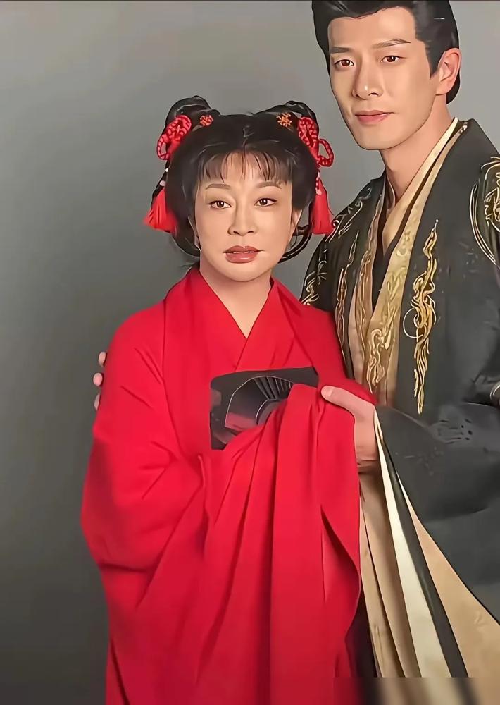 75岁的刘晓庆正在疯狂收割这届观众，用一种近乎“残忍”的审美降级。
在短剧《锦