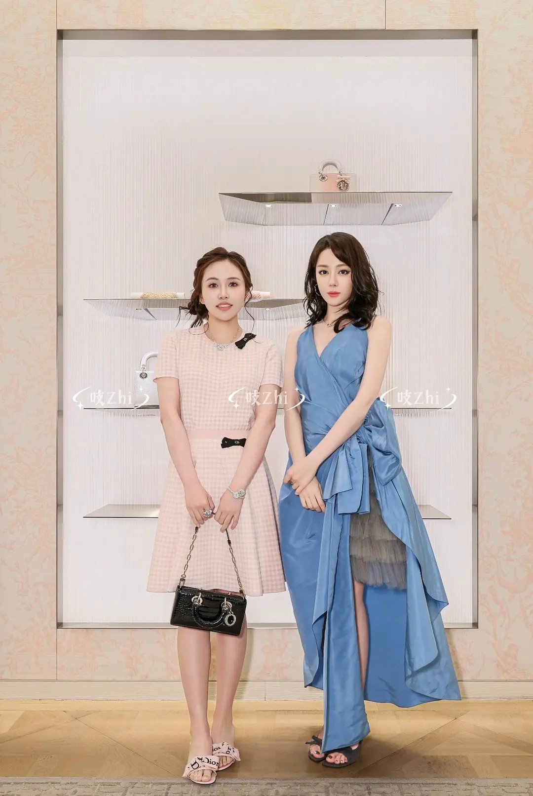 迪丽热巴和素人小姐姐的合照，第二个个子又高气质又好。 